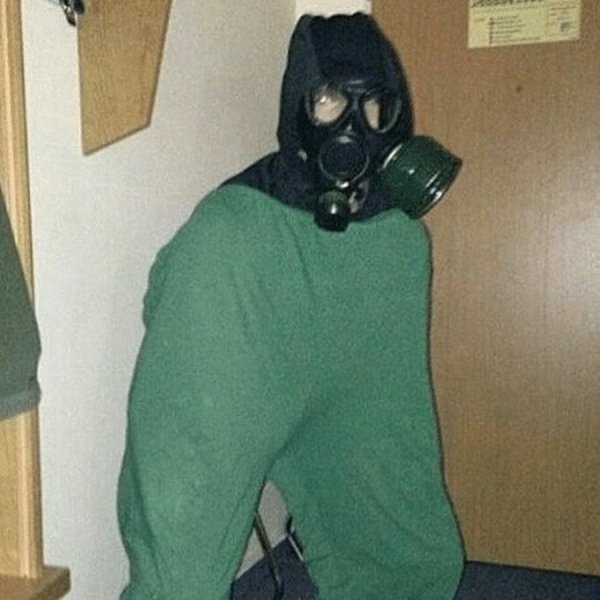 Чел в противогазе и латексе