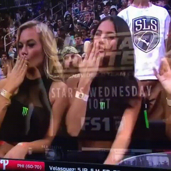 Воздушный поцелуй бородатого мужчины