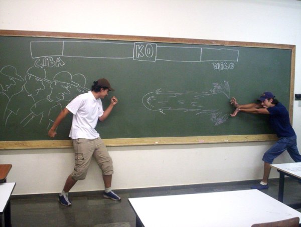 Человек пишет на доске