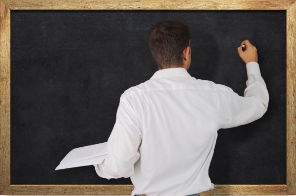 Учитель у доски спиной