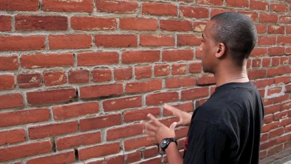 Человек разговаривает со стеной