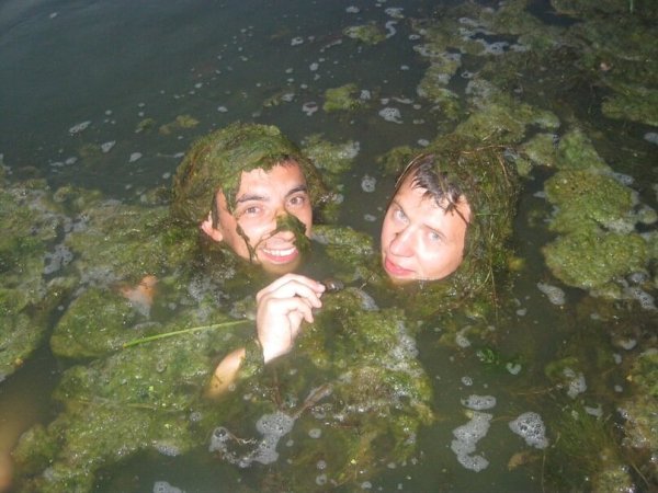 Парень в болоте