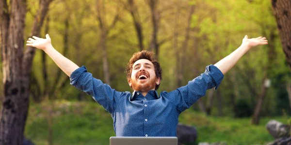 Человек радостный