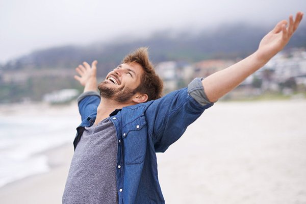 Мужчина радуется жизни