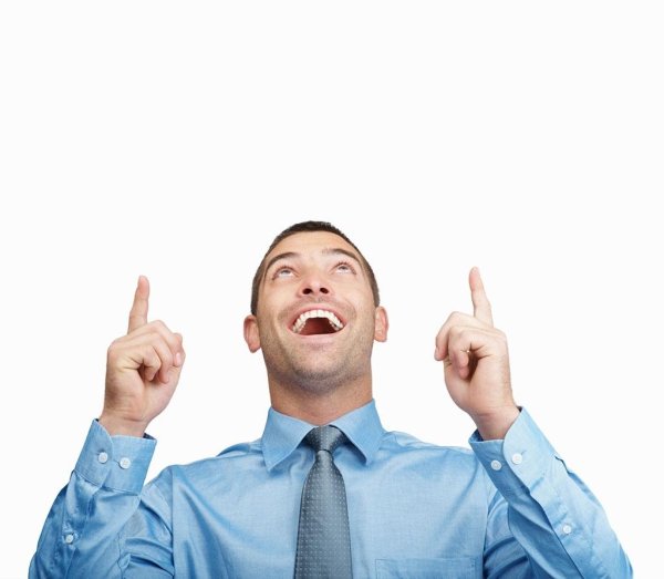 Парень показывает вверх