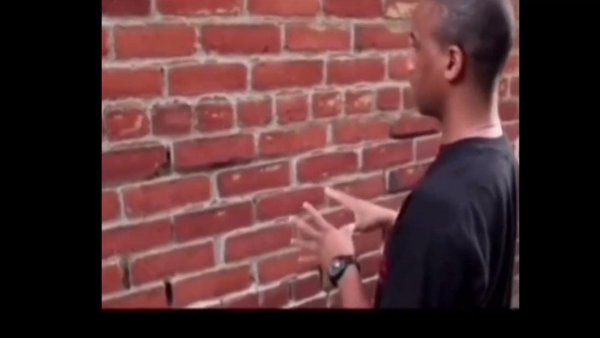 Негр говорит со стеной