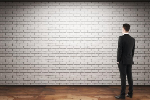 Человек перед стеной