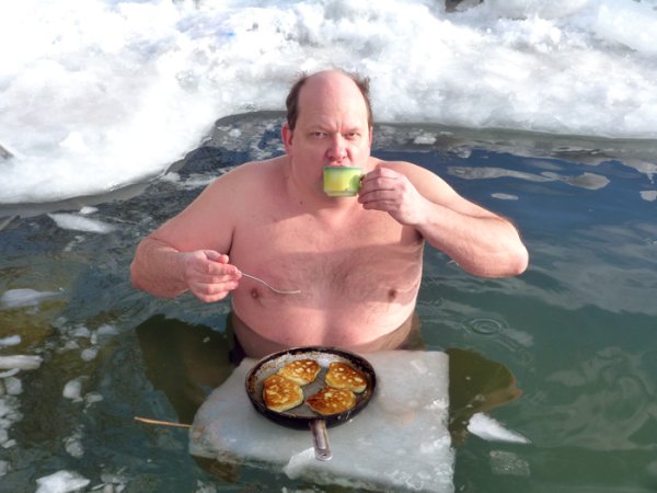Смешной мужик в проруби