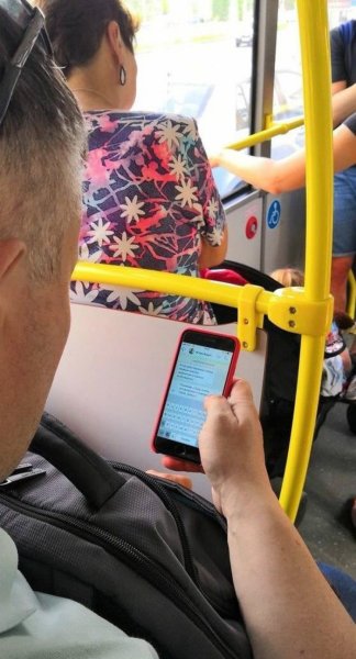 Мужчина в общественном транспорте