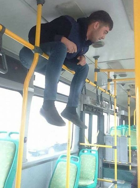 Парни в общественном транспорте