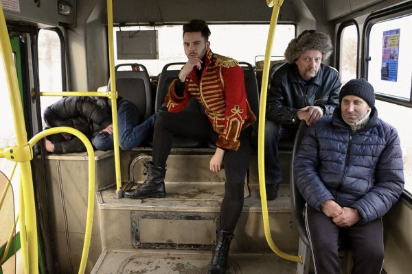 Парень в автобусе