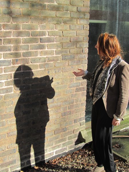 Говорит со стеной