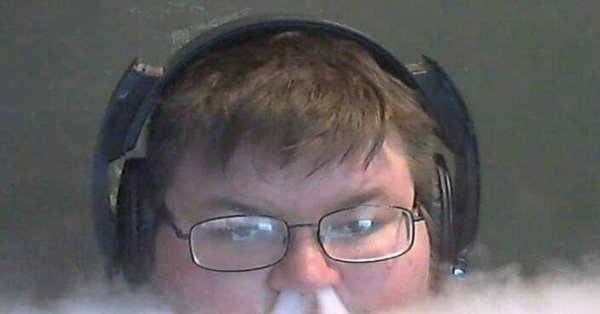 Школьник с ВЕЙПОМ