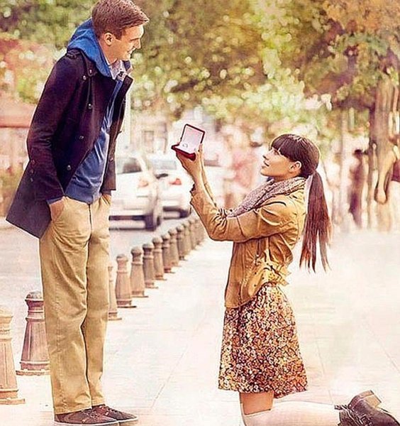 Мужчина делает предложение девушк