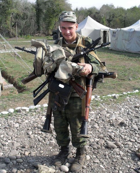 Солдат обвешанный оружием