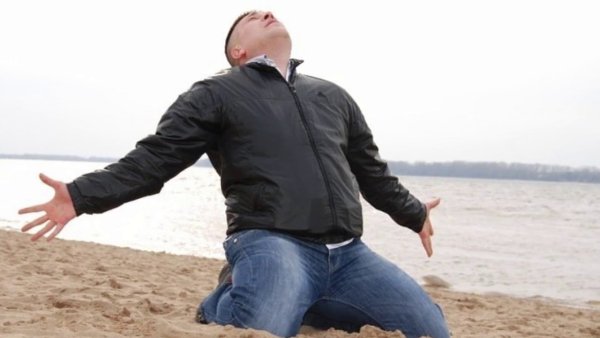 Парень на песке