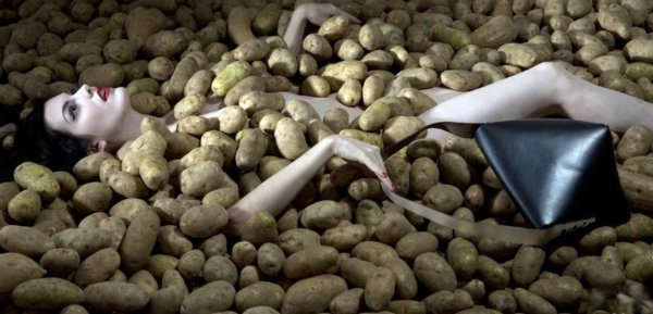 Девушка с картошкой