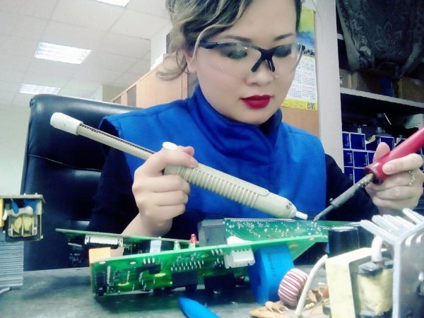 Девушка паяет