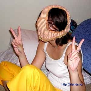 Девушка с трусами на голове