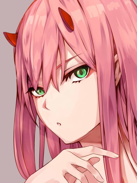 Девушка из аниме с розовыми волосами и рожками