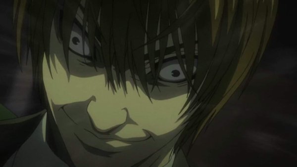 Ягами Лайт Кира улыбается