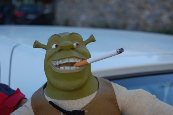 Шрек курит