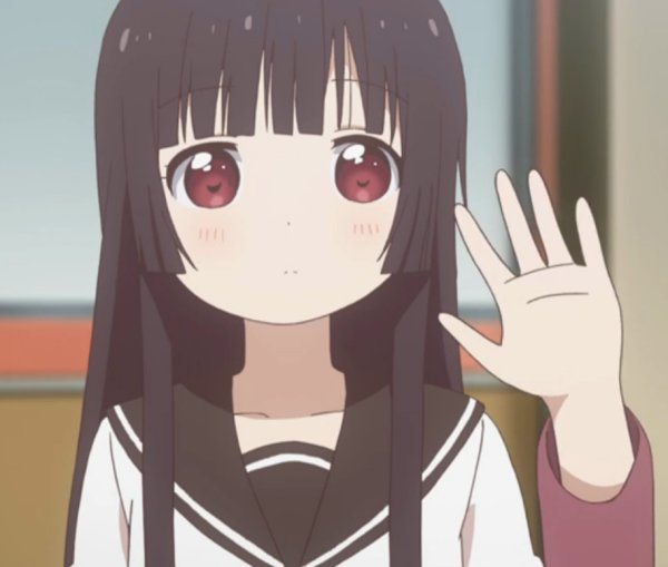 Аниме девушка машет рукой