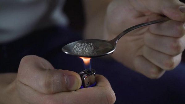 Ложка зажигалка героин