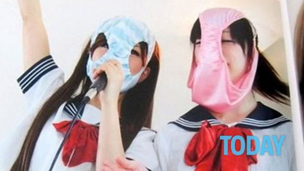 Девушка с трусами на голове