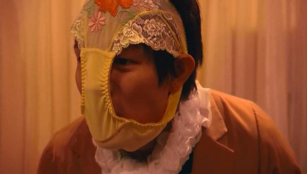 Маска трусы на лице