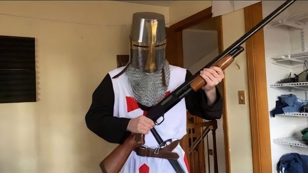 Рыцарь Deus Vult с дробовиком