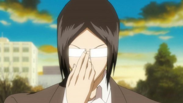 Урю Исида поправляет очки