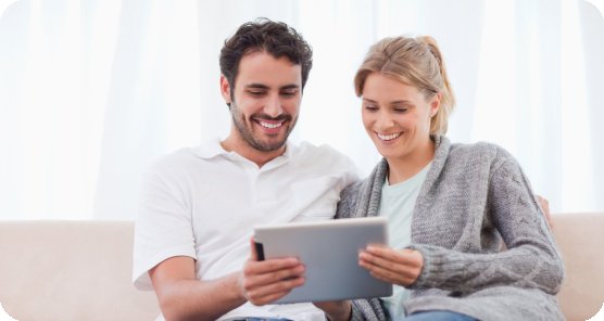 Парень и девушка с ноутбуком