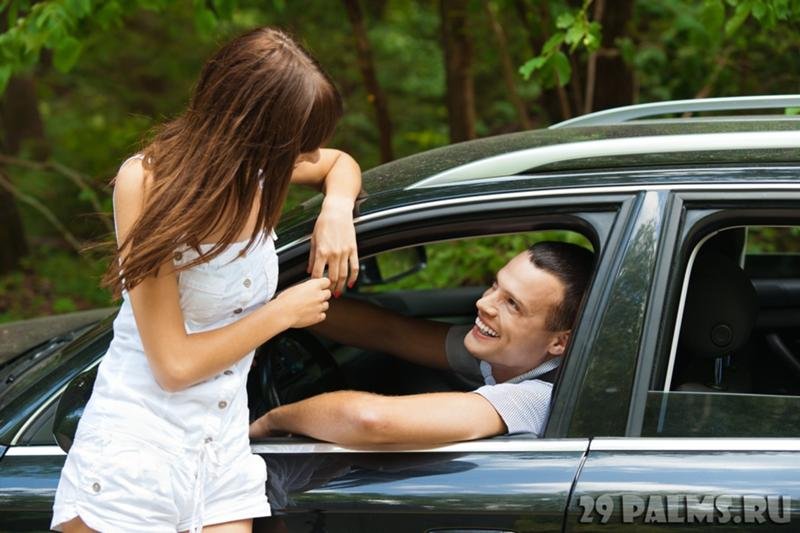Парень с девушкой в автомобиле