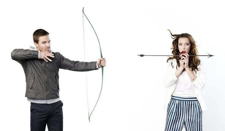 Человек стреляет из лука