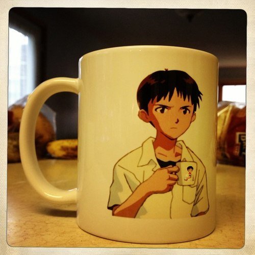 Синдзи Икари с чашкой