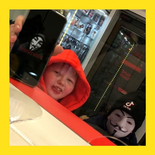 Два школьника в вейпшопе