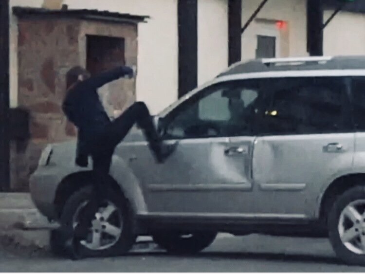 Пнул машину