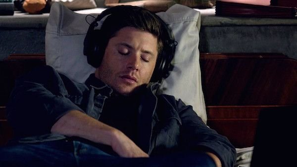 Мужик идет в наушниках