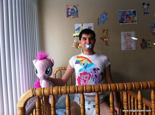 Взрослый ребенок с пустышкой