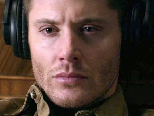 Дин Винчестер в наушниках