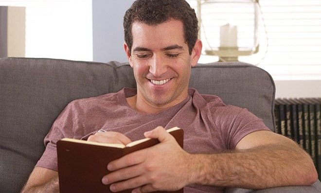 Мужчина записывает в блокнот