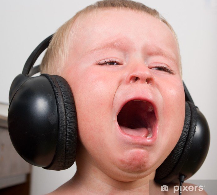 Плачет в наушниках