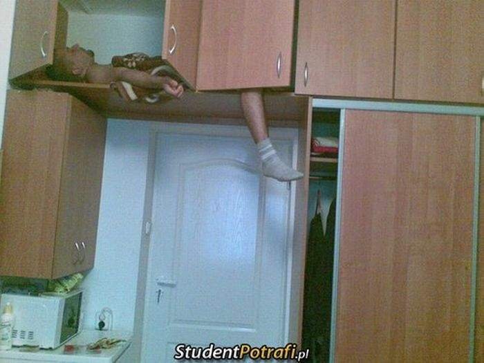 Падающий шкаф