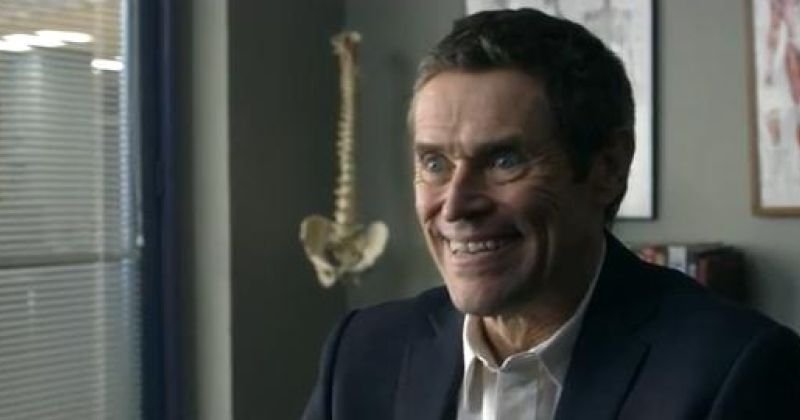 Уильям Дефо улыбающийся человек