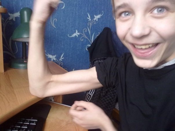 Школьник показывает пицуху