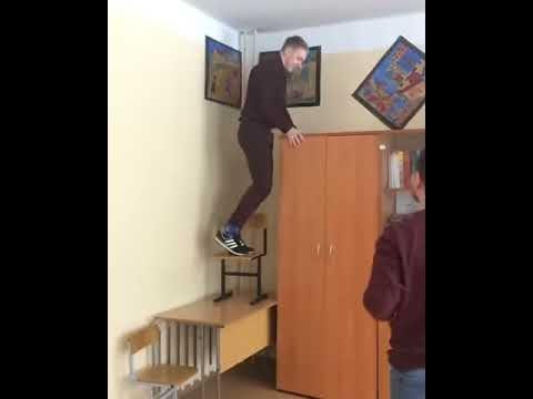 Мужик упал со шкафа