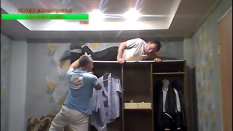 Мужик упал со шкафа