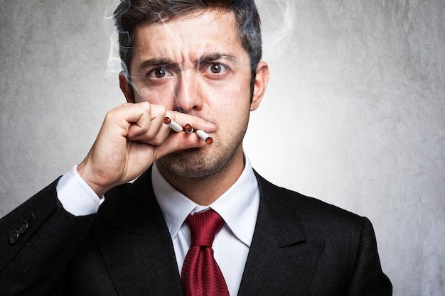 Удивленный курящий человек