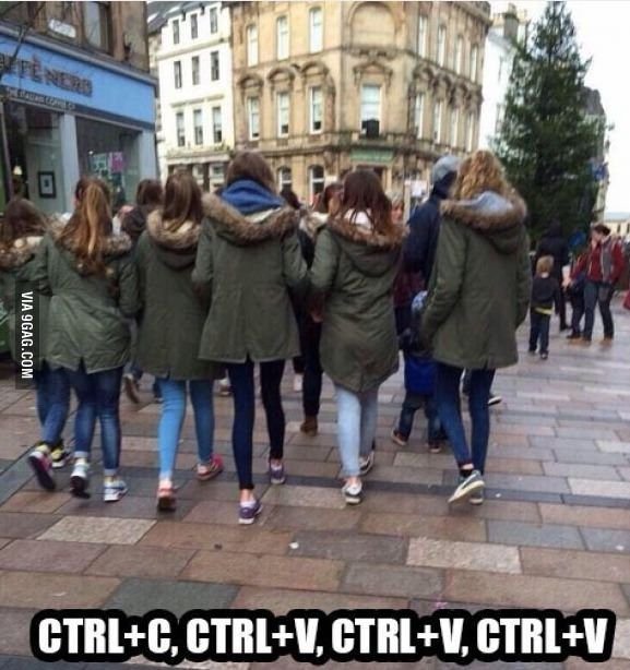 Девушки в одинаковой одежде